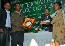 Dignatories presenting the award to Umru Biodiversity Management Committee for recieving the Best Biodiversity Management Committee (BMC)