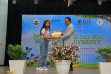 Shri. S.M Sahai, IFS (PCCF) (Wildlife & Biodiversity) giving the Prize to the student winning in the Quiz Competition 2