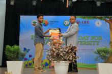 Shri. S.M Sahai, IFS (PCCF) (Wildlife & Biodiversity) while giving the prize to the winner of Photography Competition 